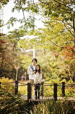 포토 JPG 주간 전신 공원 여자 어린이 가족 모녀 서기 성인 야외 두명 앞모습 10대 30대 제주도 화목 다정 한국인 다리 가족라이프 나무다리 자연휴양림 여자만 국내포토 자연요소 라이프스타일 공공시설 딸 뷰포인트 컨셉 관계 모션 청소년 엄마 한국 사람 동양인 신체부위 장년 다리_건축물 휴양림 파일형식