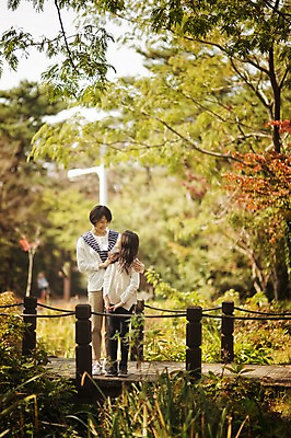 포토 JPG 주간 전신 공원 여자 어린이 가족 모녀 서기 성인 야외 두명 앞모습 10대 30대 제주도 화목 다정 한국인 다리 가족라이프 나무다리 자연휴양림 여자만 국내포토 자연요소 라이프스타일 공공시설 딸 뷰포인트 컨셉 관계 모션 청소년 엄마 한국 사람 동양인 신체부위 장년 다리_건축물 휴양림 파일형식