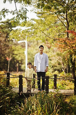 포토 JPG 주간 전신 공원 남자 아들 어린이 가족 서기 성인 야외 두명 앞모습 30대 제주도 화목 다정 한국인 다리 가족라이프 아빠 자연휴양림 부자지간 남자만 국내포토 자연요소 라이프스타일 공공시설 뷰포인트 컨셉 관계 모션 한국 사람 동양인 신체부위 장년 휴양림 파일형식
