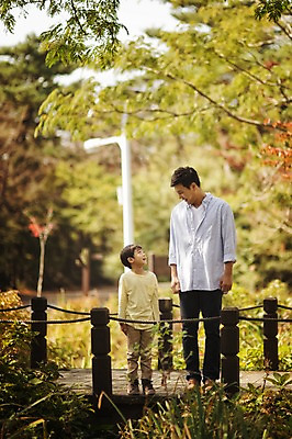 포토 JPG 주간 전신 공원 남자 아들 어린이 가족 서기 성인 야외 두명 앞모습 30대 제주도 화목 다정 한국인 다리 가족라이프 아빠 자연휴양림 부자지간 남자만 국내포토 자연요소 라이프스타일 공공시설 뷰포인트 컨셉 관계 모션 한국 사람 동양인 신체부위 장년 휴양림 파일형식