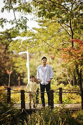 포토 JPG 주간 전신 공원 남자 아들 어린이 가족 서기 성인 야외 두명 앞모습 30대 제주도 화목 다정 한국인 다리 가족라이프 아빠 자연휴양림 부자지간 남자만 국내포토 자연요소 라이프스타일 공공시설 뷰포인트 컨셉 관계 모션 한국 사람 동양인 신체부위 장년 휴양림 파일형식