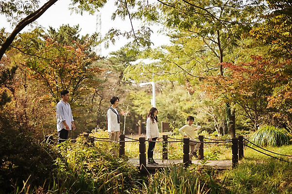 포토 JPG 주간 전신 공원 여자 남자 딸 아들 어린이 가족 엄마 서기 여러명 성인 야외 옆모습 10대 30대 제주도 화목 한국인 다리 가족라이프 아빠 핵가족 즐거움 나무다리 자연휴양림 국내포토 자연요소 라이프스타일 공공시설 감정 뷰포인트 다수 컨셉 관계 모션 청소년 한국 사람 동양인 신체부위 장년 다리_건축물 휴양림 파일형식