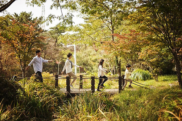 포토 JPG 주간 전신 공원 여자 남자 딸 아들 어린이 가족 엄마 여러명 성인 야외 옆모습 10대 30대 제주도 걷기 화목 한국인 다리 가족라이프 아빠 핵가족 즐거움 나무다리 자연휴양림 국내포토 자연요소 라이프스타일 공공시설 감정 뷰포인트 다수 컨셉 관계 모션 청소년 한국 사람 동양인 신체부위 장년 다리_건축물 휴양림 파일형식