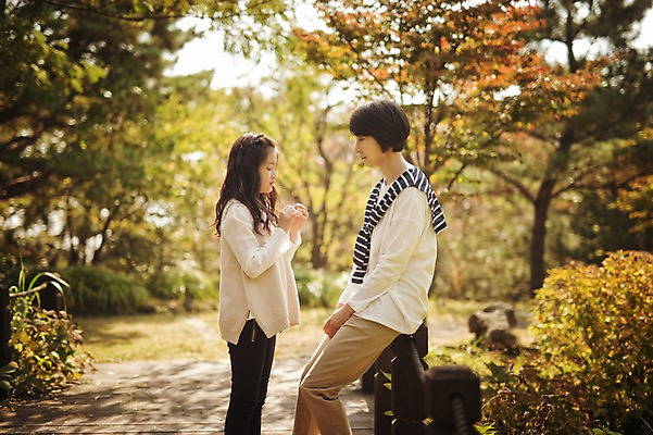 포토 JPG 주간 공원 여자 딸 어린이 가족 모녀 엄마 서기 미소 앉기 상반신 성인 야외 두명 옆모습 10대 30대 제주도 화목 다정 한국인 가족라이프 자연휴양림 여자만 국내포토 자연요소 라이프스타일 공공시설 뷰포인트 컨셉 관계 모션 청소년 한국 표정 사람 동양인 장년 휴양림 파일형식