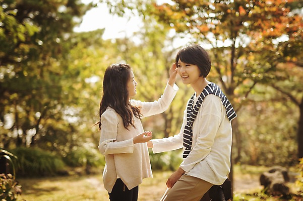 포토 JPG 주간 공원 여자 딸 어린이 가족 모녀 엄마 서기 미소 앉기 상반신 성인 야외 두명 옆모습 10대 30대 제주도 화목 다정 한국인 가족라이프 자연휴양림 여자만 국내포토 자연요소 라이프스타일 공공시설 뷰포인트 컨셉 관계 모션 청소년 한국 표정 사람 동양인 장년 휴양림 파일형식