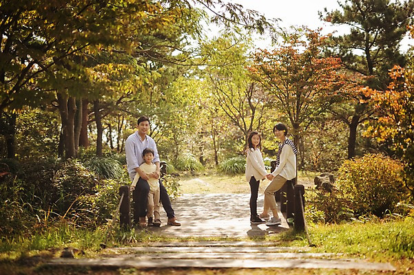 포토 JPG 주간 공원 여자 남자 딸 아들 어린이 가족 엄마 서기 앉기 여러명 성인 야외 앞모습 10대 30대 제주도 화목 한국인 가족라이프 아빠 핵가족 자연휴양림 국내포토 자연요소 라이프스타일 공공시설 뷰포인트 다수 컨셉 관계 모션 청소년 한국 사람 동양인 장년 휴양림 파일형식