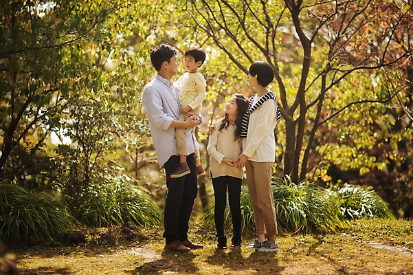 포토 JPG 주간 전신 공원 여자 남자 딸 아들 어린이 가족 안기 엄마 서기 미소 여러명 성인 야외 옆모습 10대 30대 제주도 화목 한국인 가족라이프 아빠 핵가족 자연휴양림 국내포토 자연요소 라이프스타일 공공시설 뷰포인트 다수 컨셉 관계 모션 청소년 한국 표정 사람 동양인 장년 휴양림 파일형식