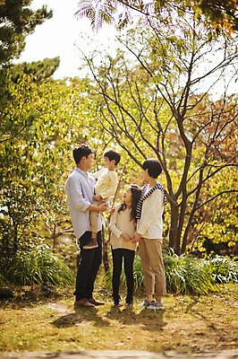 포토 JPG 주간 전신 공원 여자 남자 딸 아들 어린이 가족 안기 엄마 서기 미소 여러명 성인 야외 옆모습 10대 30대 제주도 화목 한국인 가족라이프 아빠 핵가족 자연휴양림 국내포토 자연요소 라이프스타일 공공시설 뷰포인트 다수 컨셉 관계 모션 청소년 한국 표정 사람 동양인 장년 휴양림 파일형식