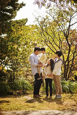 포토 JPG 주간 전신 공원 여자 남자 딸 아들 어린이 가족 안기 엄마 서기 미소 여러명 성인 야외 옆모습 10대 30대 제주도 화목 한국인 가족라이프 아빠 핵가족 자연휴양림 국내포토 자연요소 라이프스타일 공공시설 뷰포인트 다수 컨셉 관계 모션 청소년 한국 표정 사람 동양인 장년 휴양림 파일형식