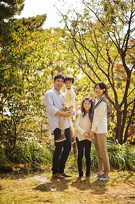 포토 JPG 주간 전신 공원 여자 남자 딸 아들 어린이 가족 안기 엄마 서기 미소 여러명 성인 야외 옆모습 10대 30대 제주도 화목 한국인 가족라이프 아빠 핵가족 자연휴양림 국내포토 자연요소 라이프스타일 공공시설 뷰포인트 다수 컨셉 관계 모션 청소년 한국 표정 사람 동양인 장년 휴양림 파일형식