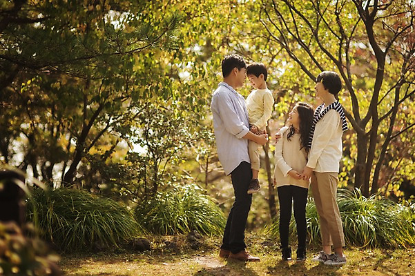 포토 JPG 주간 전신 공원 여자 남자 딸 아들 어린이 가족 안기 엄마 서기 미소 여러명 성인 야외 옆모습 10대 30대 제주도 화목 한국인 가족라이프 아빠 핵가족 자연휴양림 국내포토 자연요소 라이프스타일 공공시설 뷰포인트 다수 컨셉 관계 모션 청소년 한국 표정 사람 동양인 장년 휴양림 파일형식