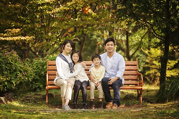 포토 JPG 주간 공원 여자 남자 딸 아들 어린이 벤치 가족 엄마 미소 앉기 여러명 성인 야외 앞모습 10대 30대 제주도 화목 한국인 가족라이프 아빠 핵가족 자연휴양림 국내포토 자연요소 라이프스타일 공공시설 뷰포인트 다수 컨셉 의자 관계 모션 청소년 한국 표정 사람 동양인 장년 휴양림 파일형식