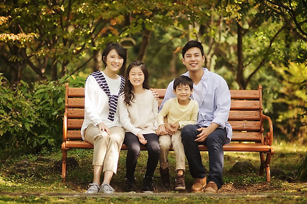 포토 JPG 주간 공원 여자 남자 딸 아들 어린이 벤치 가족 엄마 미소 앉기 여러명 성인 야외 앞모습 10대 30대 제주도 화목 한국인 가족라이프 아빠 핵가족 자연휴양림 국내포토 자연요소 라이프스타일 공공시설 뷰포인트 다수 컨셉 의자 관계 모션 청소년 한국 표정 사람 동양인 장년 휴양림 파일형식