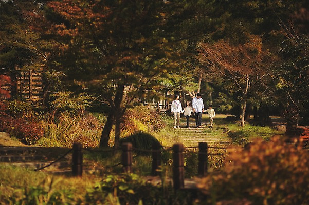 포토 JPG 주간 전신 공원 여자 남자 딸 아들 어린이 가족 엄마 여러명 성인 야외 앞모습 10대 30대 제주도 걷기 손잡기 화목 한국인 가족라이프 아빠 핵가족 자연휴양림 국내포토 자연요소 라이프스타일 공공시설 뷰포인트 다수 컨셉 관계 모션 청소년 한국 사람 동양인 장년 휴양림 파일형식