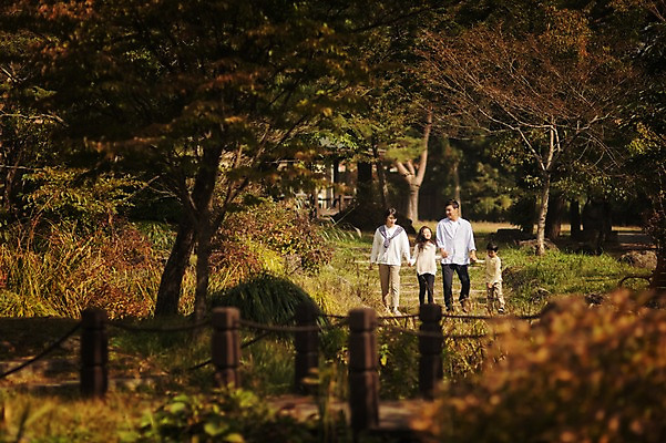포토 JPG 주간 전신 공원 여자 남자 딸 아들 어린이 가족 엄마 여러명 성인 야외 앞모습 10대 30대 제주도 걷기 손잡기 화목 한국인 가족라이프 아빠 핵가족 자연휴양림 국내포토 자연요소 라이프스타일 공공시설 뷰포인트 다수 컨셉 관계 모션 청소년 한국 사람 동양인 장년 휴양림 파일형식