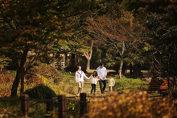 포토 JPG 주간 전신 공원 여자 남자 딸 아들 어린이 가족 엄마 여러명 성인 야외 앞모습 10대 30대 제주도 걷기 손잡기 화목 한국인 가족라이프 아빠 핵가족 자연휴양림 국내포토 자연요소 라이프스타일 공공시설 뷰포인트 다수 컨셉 관계 모션 청소년 한국 사람 동양인 장년 휴양림 파일형식