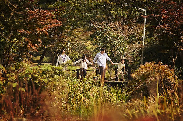 포토 JPG 주간 전신 공원 여자 남자 딸 아들 어린이 가족 엄마 여러명 성인 야외 앞모습 10대 30대 제주도 걷기 손잡기 화목 한국인 가족라이프 아빠 핵가족 자연휴양림 국내포토 자연요소 라이프스타일 공공시설 뷰포인트 다수 컨셉 관계 모션 청소년 한국 사람 동양인 장년 휴양림 파일형식