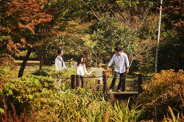 포토 JPG 주간 전신 공원 여자 남자 딸 아들 어린이 가족 엄마 여러명 성인 야외 앞모습 10대 30대 제주도 걷기 손잡기 화목 한국인 가족라이프 아빠 핵가족 자연휴양림 국내포토 자연요소 라이프스타일 공공시설 뷰포인트 다수 컨셉 관계 모션 청소년 한국 사람 동양인 장년 휴양림 파일형식