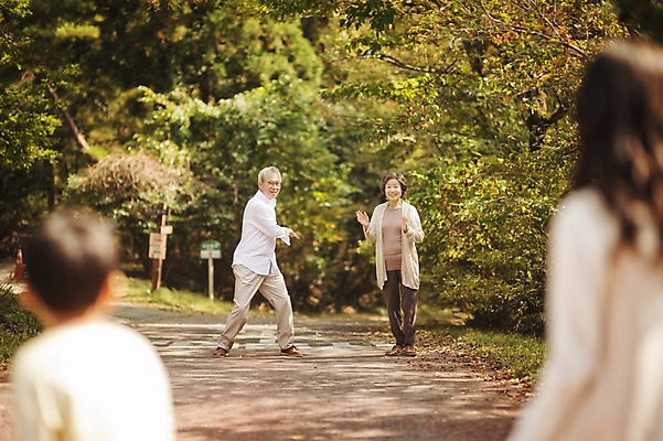 포토 JPG 주간 전신 공원 여자 할아버지 노년 남자 할머니 어린이 손자 손녀 대가족 여러명 상반신 야외 앞모습 뒷모습 10대 달리기 제주도 화목 한국인 가족라이프 60대 반가움 자연휴양림 국내포토 자연요소 라이프스타일 공공시설 감정 뷰포인트 다수 컨셉 가족 모션 청소년 한국 사람 동양인 성인 손주 휴양림 파일형식