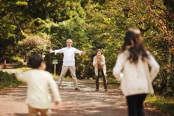 포토 JPG 주간 전신 공원 여자 할아버지 노년 남자 할머니 어린이 손자 손녀 대가족 여러명 상반신 야외 앞모습 뒷모습 10대 달리기 제주도 화목 한국인 가족라이프 60대 반가움 자연휴양림 국내포토 자연요소 라이프스타일 공공시설 감정 뷰포인트 다수 컨셉 가족 모션 청소년 한국 사람 동양인 성인 손주 휴양림 파일형식