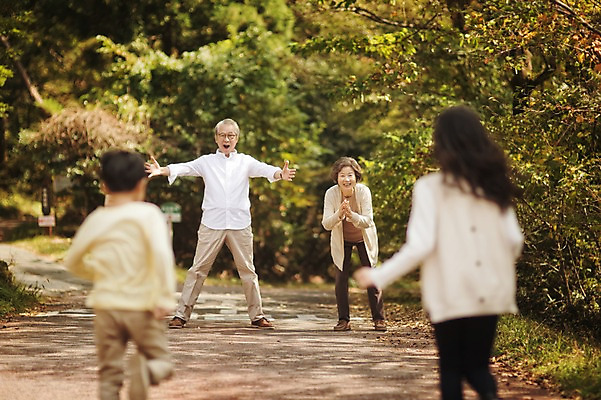 포토 JPG 주간 전신 공원 여자 할아버지 노년 남자 할머니 어린이 팔벌리기 손자 손녀 대가족 여러명 상반신 야외 앞모습 뒷모습 10대 달리기 제주도 화목 한국인 가족라이프 60대 반가움 자연휴양림 국내포토 자연요소 라이프스타일 공공시설 감정 뷰포인트 다수 컨셉 가족 모션 청소년 한국 사람 동양인 성인 손주 휴양림 파일형식