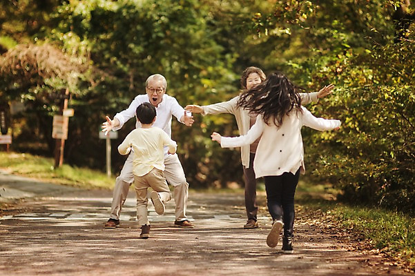포토 JPG 주간 전신 공원 여자 할아버지 노년 남자 할머니 어린이 팔벌리기 손자 손녀 대가족 여러명 야외 앞모습 뒷모습 10대 달리기 제주도 화목 한국인 가족라이프 60대 반가움 자연휴양림 국내포토 자연요소 라이프스타일 공공시설 감정 뷰포인트 다수 컨셉 가족 모션 청소년 한국 사람 동양인 성인 손주 휴양림 파일형식