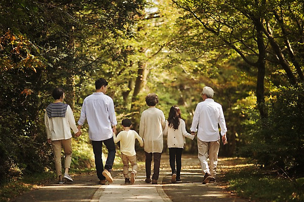 포토 JPG 주간 전신 공원 여자 할아버지 노년 남자 딸 아들 할머니 어린이 가족 엄마 손자 손녀 대가족 여러명 성인 야외 뒷모습 10대 30대 제주도 걷기 손잡기 화목 산책 한국인 가족라이프 아빠 60대 며느리 자연휴양림 국내포토 자연요소 라이프스타일 공공시설 뷰포인트 다수 컨셉 관계 모션 청소년 휴식 한국 사람 동양인 장년 손주 휴양림 파일형식