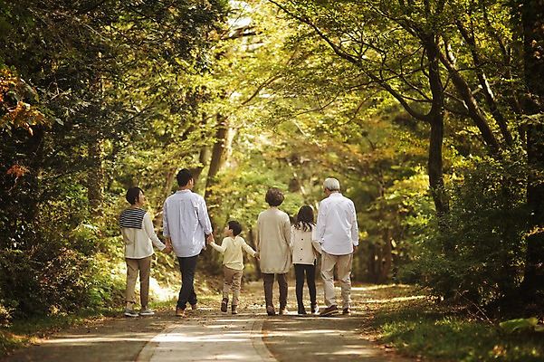 포토 JPG 주간 전신 공원 여자 할아버지 노년 남자 딸 아들 할머니 어린이 가족 엄마 손자 손녀 대가족 여러명 성인 야외 뒷모습 10대 30대 제주도 걷기 손잡기 화목 산책 한국인 가족라이프 아빠 60대 며느리 자연휴양림 국내포토 자연요소 라이프스타일 공공시설 뷰포인트 다수 컨셉 관계 모션 청소년 휴식 한국 사람 동양인 장년 손주 휴양림 파일형식