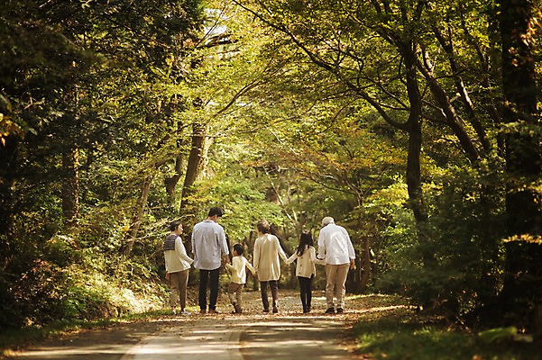 포토 JPG 주간 전신 공원 여자 할아버지 노년 남자 딸 아들 할머니 어린이 가족 엄마 손자 손녀 대가족 여러명 성인 야외 뒷모습 10대 30대 제주도 걷기 손잡기 화목 산책 한국인 가족라이프 아빠 60대 며느리 자연휴양림 국내포토 자연요소 라이프스타일 공공시설 뷰포인트 다수 컨셉 관계 모션 청소년 휴식 한국 사람 동양인 장년 손주 휴양림 파일형식