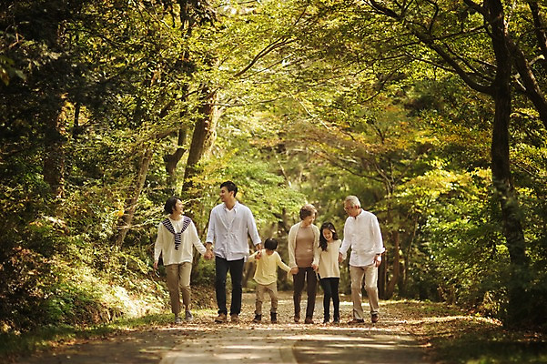 포토 JPG 주간 전신 공원 여자 할아버지 노년 남자 딸 아들 할머니 어린이 가족 엄마 손자 손녀 대가족 여러명 성인 야외 앞모습 10대 30대 제주도 걷기 손잡기 화목 산책 한국인 가족라이프 아빠 60대 며느리 자연휴양림 국내포토 자연요소 라이프스타일 공공시설 뷰포인트 다수 컨셉 관계 모션 청소년 휴식 한국 사람 동양인 장년 손주 휴양림 파일형식