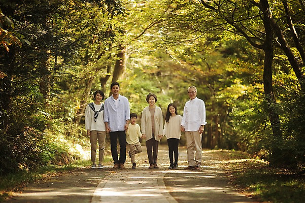 포토 JPG 주간 전신 공원 여자 할아버지 노년 남자 딸 아들 할머니 어린이 가족 엄마 손자 손녀 대가족 여러명 성인 야외 앞모습 10대 30대 제주도 걷기 손잡기 화목 산책 한국인 가족라이프 아빠 60대 며느리 자연휴양림 국내포토 자연요소 라이프스타일 공공시설 뷰포인트 다수 컨셉 관계 모션 청소년 휴식 한국 사람 동양인 장년 손주 휴양림 파일형식