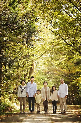 포토 JPG 주간 전신 공원 여자 할아버지 노년 남자 딸 아들 할머니 어린이 가족 엄마 손자 손녀 대가족 여러명 성인 야외 앞모습 10대 30대 제주도 걷기 손잡기 화목 산책 한국인 가족라이프 아빠 60대 며느리 자연휴양림 국내포토 자연요소 라이프스타일 공공시설 뷰포인트 다수 컨셉 관계 모션 청소년 휴식 한국 사람 동양인 장년 손주 휴양림 파일형식