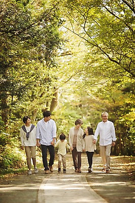 포토 JPG 주간 전신 공원 여자 할아버지 노년 남자 딸 아들 할머니 어린이 가족 엄마 손자 손녀 대가족 여러명 성인 야외 앞모습 10대 30대 제주도 걷기 손잡기 화목 산책 한국인 가족라이프 아빠 60대 며느리 자연휴양림 국내포토 자연요소 라이프스타일 공공시설 뷰포인트 다수 컨셉 관계 모션 청소년 휴식 한국 사람 동양인 장년 손주 휴양림 파일형식