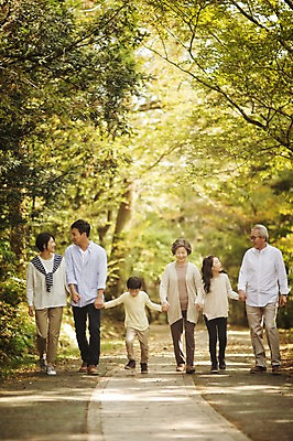 포토 JPG 주간 전신 공원 여자 할아버지 노년 남자 딸 아들 할머니 어린이 가족 엄마 손자 손녀 대가족 여러명 성인 야외 앞모습 10대 30대 제주도 걷기 손잡기 화목 산책 한국인 가족라이프 아빠 60대 며느리 자연휴양림 국내포토 자연요소 라이프스타일 공공시설 뷰포인트 다수 컨셉 관계 모션 청소년 휴식 한국 사람 동양인 장년 손주 휴양림 파일형식