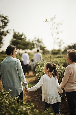포토 JPG 주간 여자 할아버지 남자 딸 할머니 가족 엄마 대가족 여러명 야외 뒷모습 10대 30대 제주도 걷기 화목 한국인 가족라이프 아빠 60대 차밭 도순다원 국내포토 자연요소 라이프스타일 노년 뷰포인트 다수 컨셉 밭 관계 모션 청소년 한국 사람 동양인 장년 파일형식