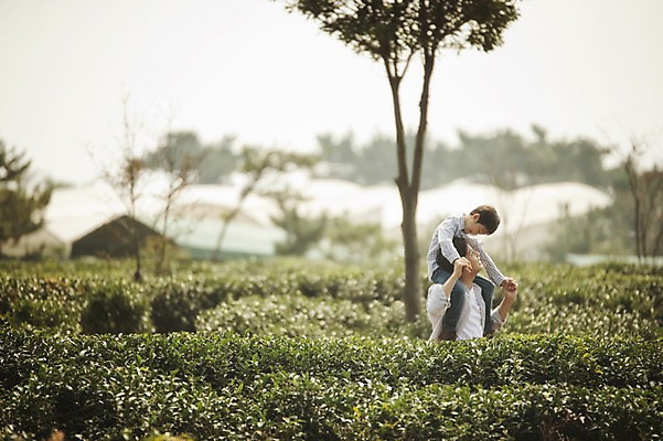 포토 JPG 주간 남자 아들 어린이 가족 서기 상반신 성인 야외 두명 옆모습 30대 제주도 화목 다정 한국인 가족라이프 목말 아빠 즐거움 차밭 부자지간 남자만 도순다원 국내포토 자연요소 라이프스타일 감정 뷰포인트 컨셉 밭 관계 모션 한국 사람 동양인 장년 파일형식