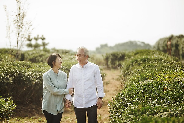 포토 JPG 주간 여자 할아버지 노년 남자 가족 서기 미소 상반신 성인 야외 두명 앞모습 30대 제주도 화목 다정 한국인 가족라이프 60대 며느리 시아버지 차밭 도순다원 국내포토 자연요소 라이프스타일 뷰포인트 컨셉 밭 관계 모션 한국 표정 사람 동양인 장년 파일형식 시부모님