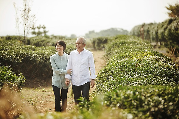 포토 JPG 주간 여자 할아버지 노년 남자 가족 서기 미소 상반신 성인 야외 두명 앞모습 30대 제주도 팔짱 화목 다정 한국인 가족라이프 60대 며느리 시아버지 차밭 도순다원 국내포토 자연요소 라이프스타일 뷰포인트 컨셉 밭 관계 모션 한국 표정 사람 동양인 장년 파일형식 시부모님