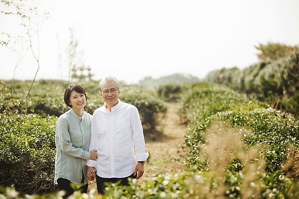 포토 JPG 주간 여자 할아버지 노년 남자 가족 서기 미소 상반신 성인 야외 두명 앞모습 30대 제주도 팔짱 화목 다정 한국인 가족라이프 60대 며느리 시아버지 차밭 도순다원 국내포토 자연요소 라이프스타일 뷰포인트 컨셉 밭 관계 모션 한국 표정 사람 동양인 장년 파일형식 시부모님