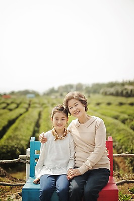 포토 JPG 주간 여자 노년 할머니 어린이 가족 손녀 미소 앉기 상반신 야외 두명 앞모습 10대 제주도 화목 다정 한국인 가족라이프 60대 차밭 여자만 도순다원 국내포토 자연요소 라이프스타일 뷰포인트 컨셉 밭 관계 모션 청소년 한국 표정 사람 동양인 성인 손주 파일형식