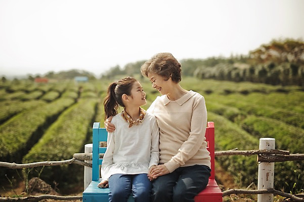 포토 JPG 주간 여자 노년 할머니 어린이 가족 손녀 미소 앉기 상반신 야외 두명 앞모습 10대 제주도 화목 다정 한국인 가족라이프 60대 차밭 여자만 도순다원 국내포토 자연요소 라이프스타일 뷰포인트 컨셉 밭 관계 모션 청소년 한국 표정 사람 동양인 성인 손주 파일형식