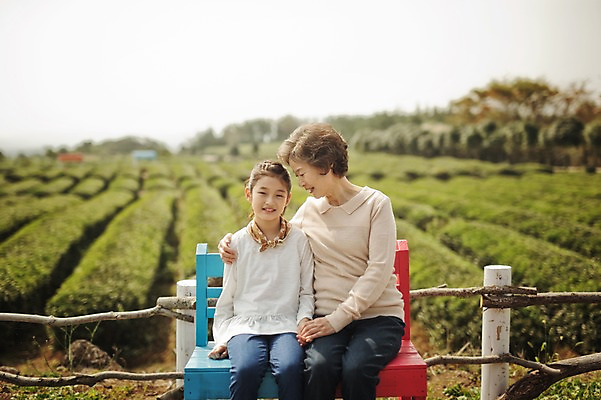포토 JPG 주간 여자 노년 할머니 어린이 가족 손녀 미소 앉기 상반신 야외 두명 앞모습 10대 제주도 화목 다정 한국인 가족라이프 60대 차밭 여자만 도순다원 국내포토 자연요소 라이프스타일 뷰포인트 컨셉 밭 관계 모션 청소년 한국 표정 사람 동양인 성인 손주 파일형식