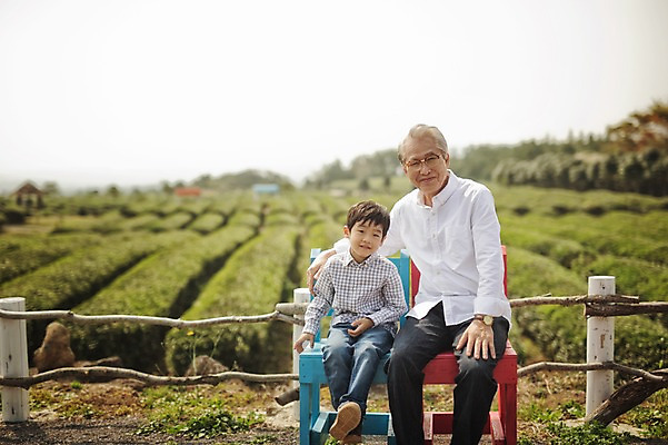 포토 JPG 주간 할아버지 노년 남자 어린이 의자 가족 손자 앉기 상반신 야외 두명 앞모습 제주도 화목 다정 한국인 가족라이프 60대 차밭 남자만 도순다원 국내포토 자연요소 라이프스타일 뷰포인트 가구 컨셉 밭 관계 모션 한국 사람 동양인 성인 손주 파일형식
