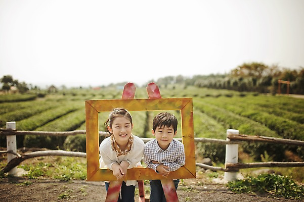 포토 JPG 주간 여자 남자 어린이 액자 가족 남매 서기 미소 상반신 야외 두명 앞모습 10대 제주도 화목 다정 한국인 가족라이프 차밭 어린이만 도순다원 국내포토 자연요소 라이프스타일 뷰포인트 컨셉 밭 관계 모션 청소년 한국 표정 사람 동양인 파일형식
