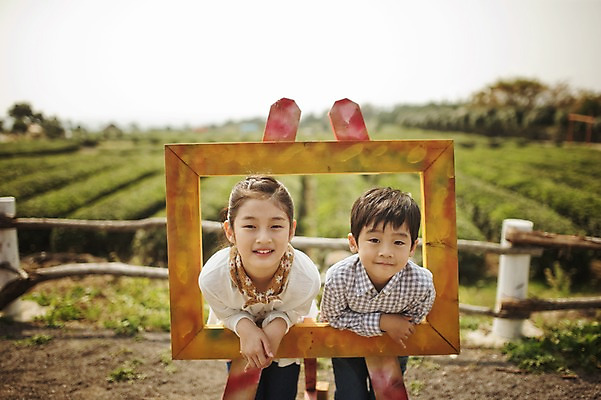 포토 JPG 주간 여자 남자 어린이 액자 가족 남매 서기 미소 상반신 야외 두명 앞모습 10대 제주도 화목 다정 한국인 가족라이프 차밭 어린이만 도순다원 국내포토 자연요소 라이프스타일 뷰포인트 컨셉 밭 관계 모션 청소년 한국 표정 사람 동양인 파일형식