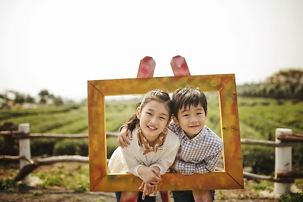 포토 JPG 주간 여자 남자 어린이 액자 가족 남매 서기 미소 상반신 야외 두명 앞모습 10대 제주도 화목 다정 한국인 가족라이프 차밭 어린이만 도순다원 국내포토 자연요소 라이프스타일 뷰포인트 컨셉 밭 관계 모션 청소년 한국 표정 사람 동양인 파일형식