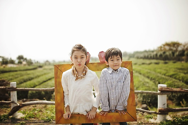 포토 JPG 주간 여자 남자 어린이 액자 가족 남매 서기 미소 상반신 야외 두명 앞모습 10대 제주도 화목 다정 한국인 가족라이프 차밭 어린이만 도순다원 국내포토 자연요소 라이프스타일 뷰포인트 컨셉 밭 관계 모션 청소년 한국 표정 사람 동양인 파일형식