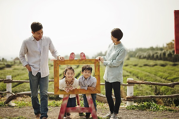 포토 JPG 주간 전신 여자 남자 딸 아들 어린이 액자 장난 가족 엄마 서기 앉기 여러명 성인 야외 앞모습 10대 30대 제주도 화목 한국인 가족라이프 아빠 핵가족 차밭 도순다원 국내포토 자연요소 라이프스타일 뷰포인트 다수 컨셉 밭 관계 모션 청소년 한국 사람 동양인 장년 파일형식 아시아 농업 인종 생활 나라 산업