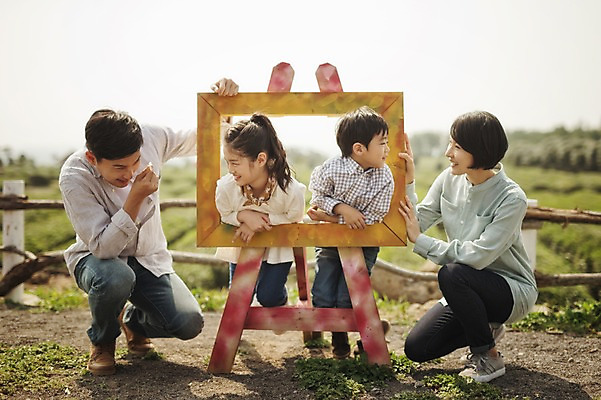 포토 JPG 주간 전신 여자 남자 딸 아들 어린이 액자 장난 가족 엄마 서기 앉기 여러명 성인 야외 앞모습 10대 30대 제주도 화목 한국인 가족라이프 아빠 핵가족 차밭 도순다원 국내포토 자연요소 라이프스타일 뷰포인트 다수 컨셉 밭 관계 모션 청소년 한국 사람 동양인 장년 파일형식