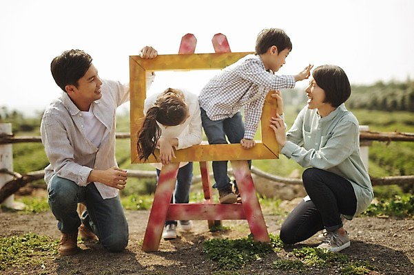 포토 JPG 주간 전신 여자 남자 딸 아들 어린이 액자 장난 가족 엄마 서기 앉기 여러명 성인 야외 앞모습 10대 30대 제주도 화목 한국인 가족라이프 아빠 핵가족 차밭 도순다원 국내포토 자연요소 라이프스타일 뷰포인트 다수 컨셉 밭 관계 모션 청소년 한국 사람 동양인 장년 파일형식